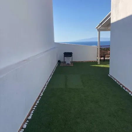 Апартаменты Amazing Attic With Ocean Sea View Арона